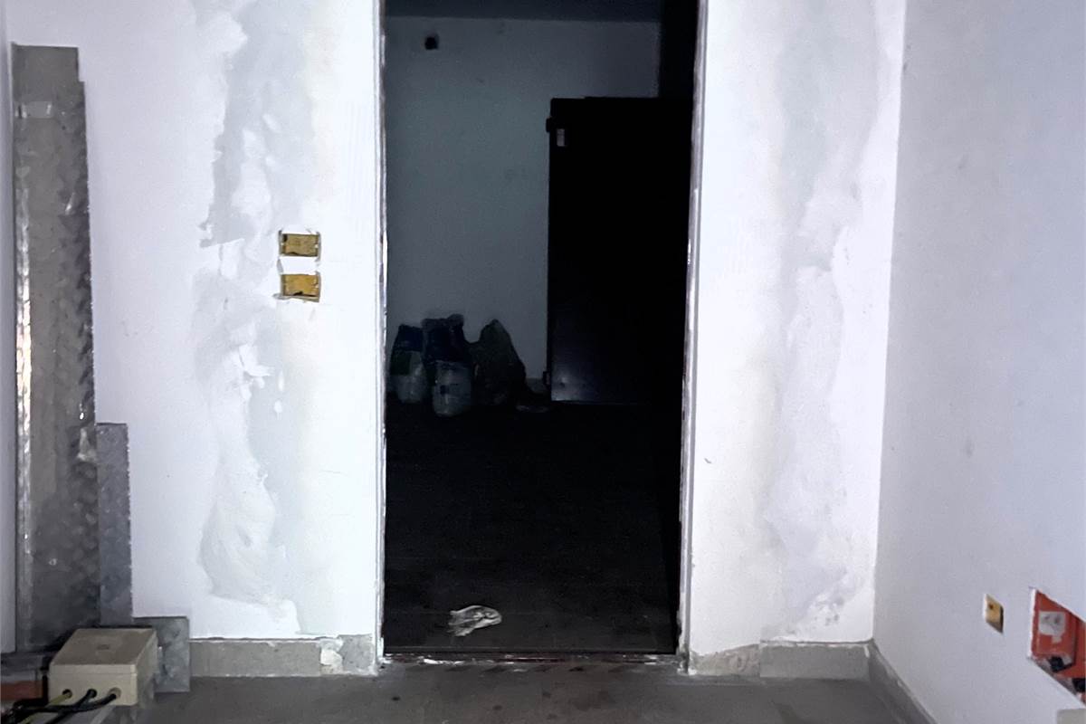 Fino Mornasco - negozio con vetrine blindate