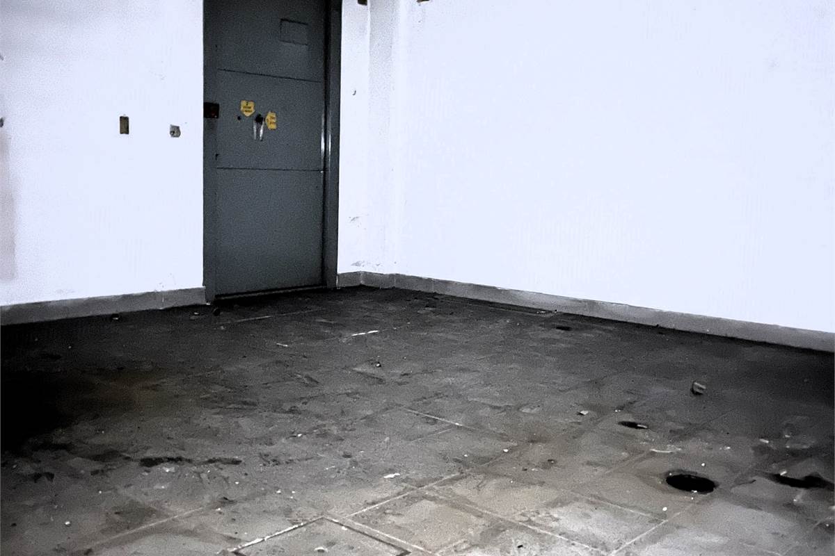 Fino Mornasco - negozio con vetrine blindate