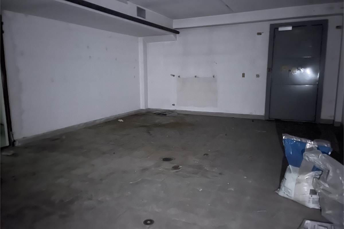 Fino Mornasco - negozio con vetrine blindate