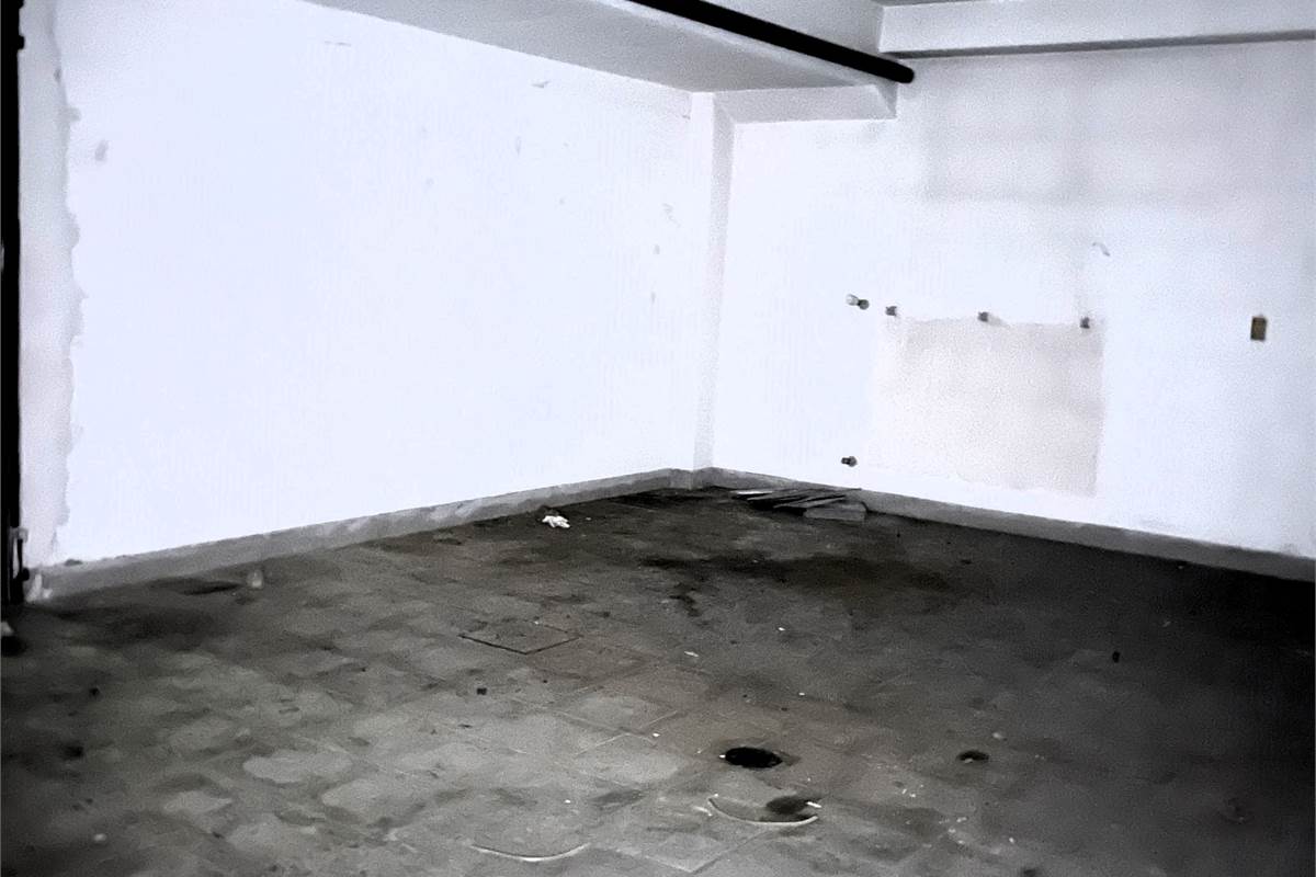 Fino Mornasco - negozio con vetrine blindate