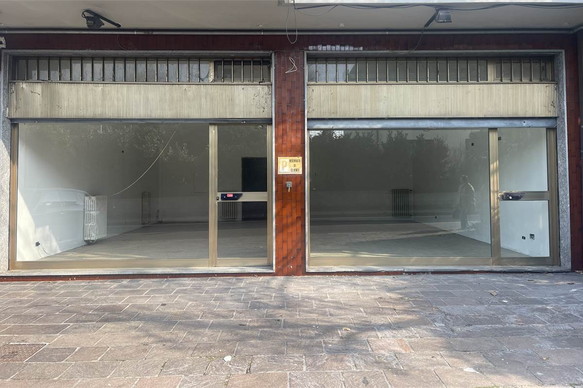 NEGOZIO IN LOCAZIONE CON DOPPIA VETRINA E PARCHEGGIO PRIVATO