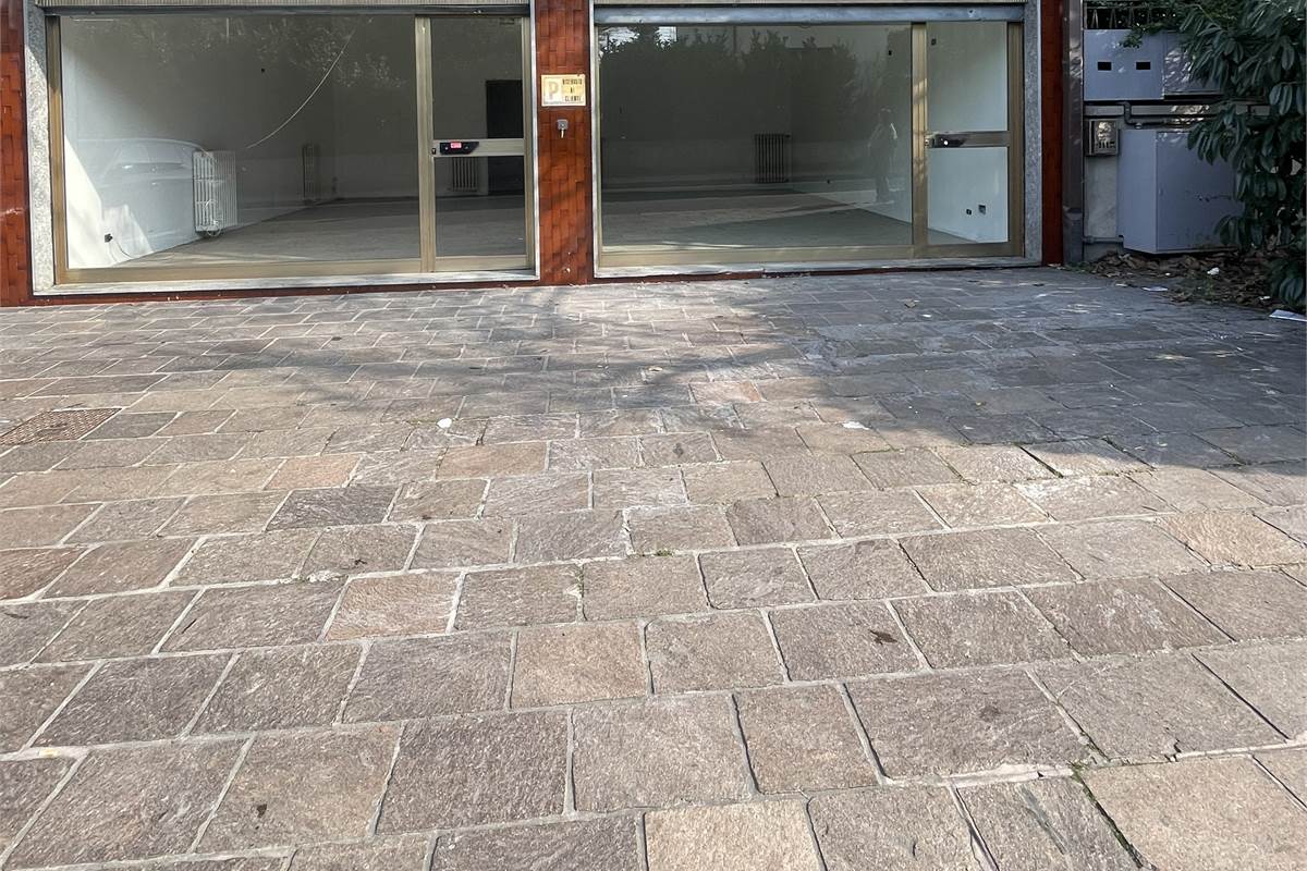 NEGOZIO IN LOCAZIONE CON DOPPIA VETRINA E PARCHEGGIO PRIVATO