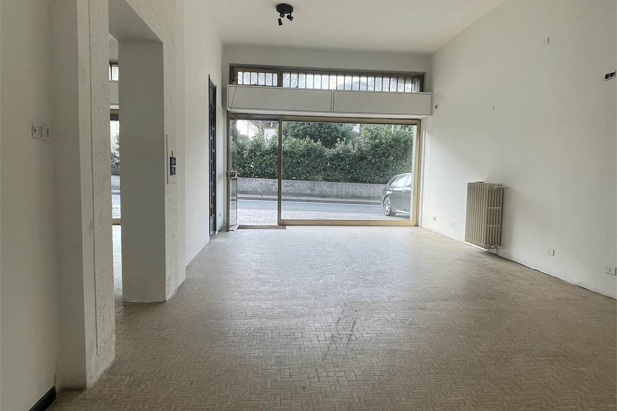 NEGOZIO IN LOCAZIONE CON DOPPIA VETRINA E PARCHEGGIO PRIVATO