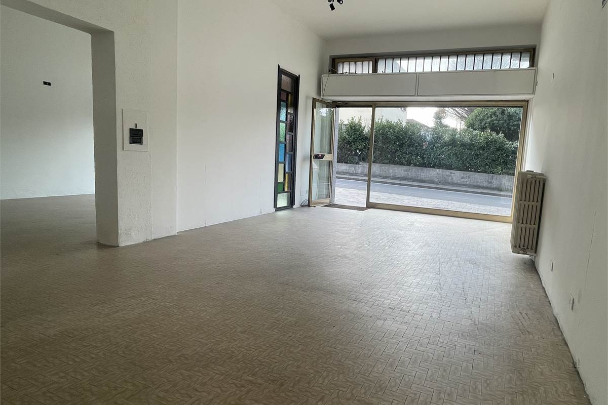NEGOZIO IN LOCAZIONE CON DOPPIA VETRINA E PARCHEGGIO PRIVATO