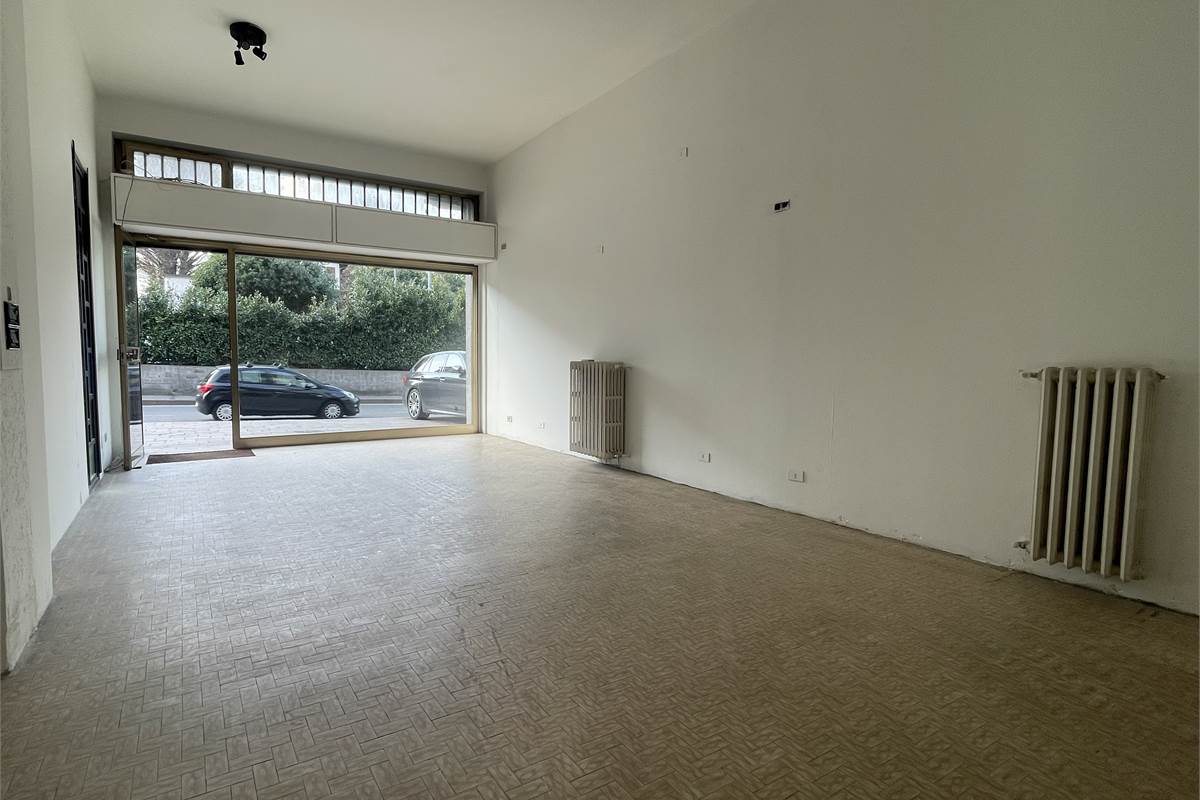 NEGOZIO IN LOCAZIONE CON DOPPIA VETRINA E PARCHEGGIO PRIVATO