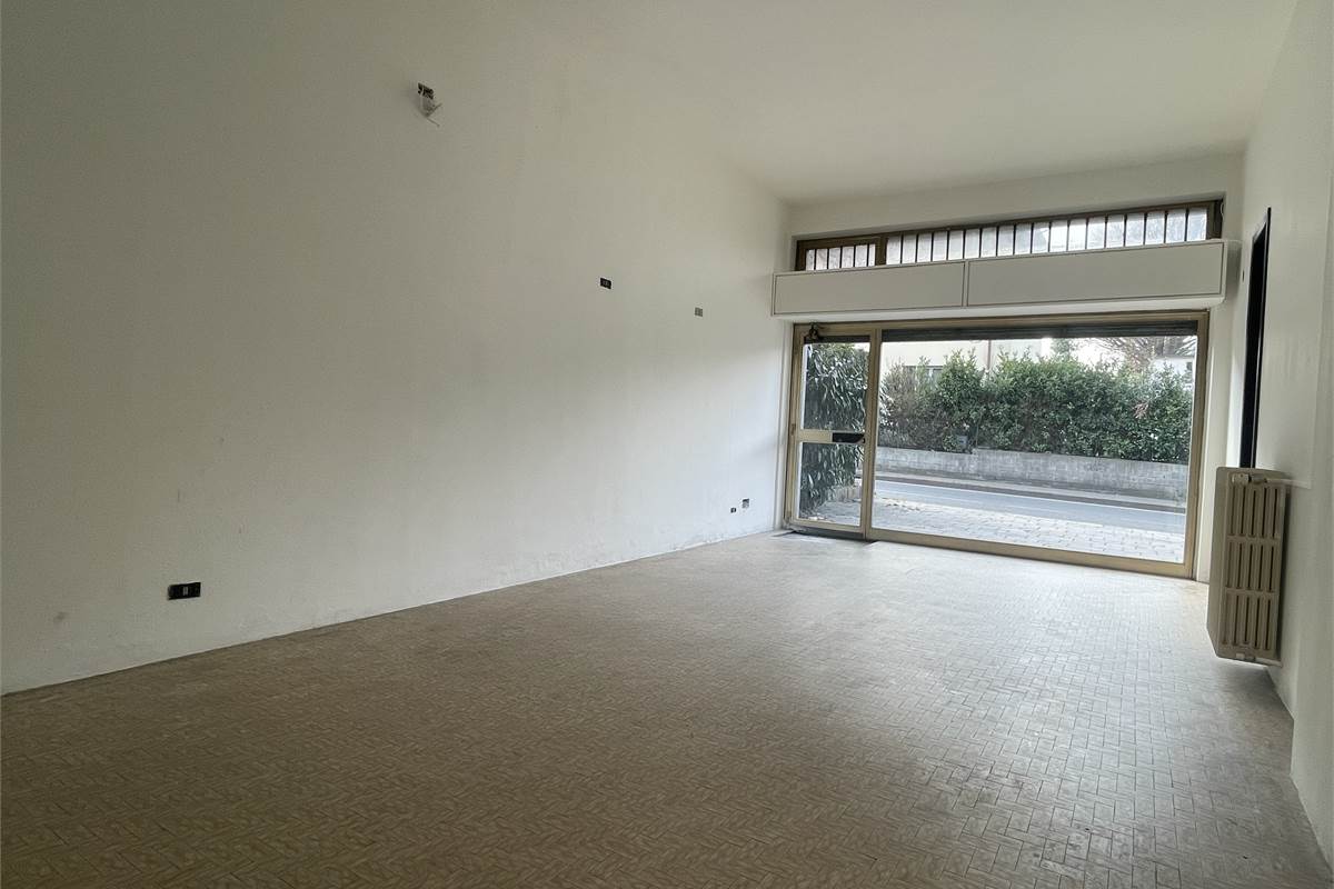 NEGOZIO IN LOCAZIONE CON DOPPIA VETRINA E PARCHEGGIO PRIVATO