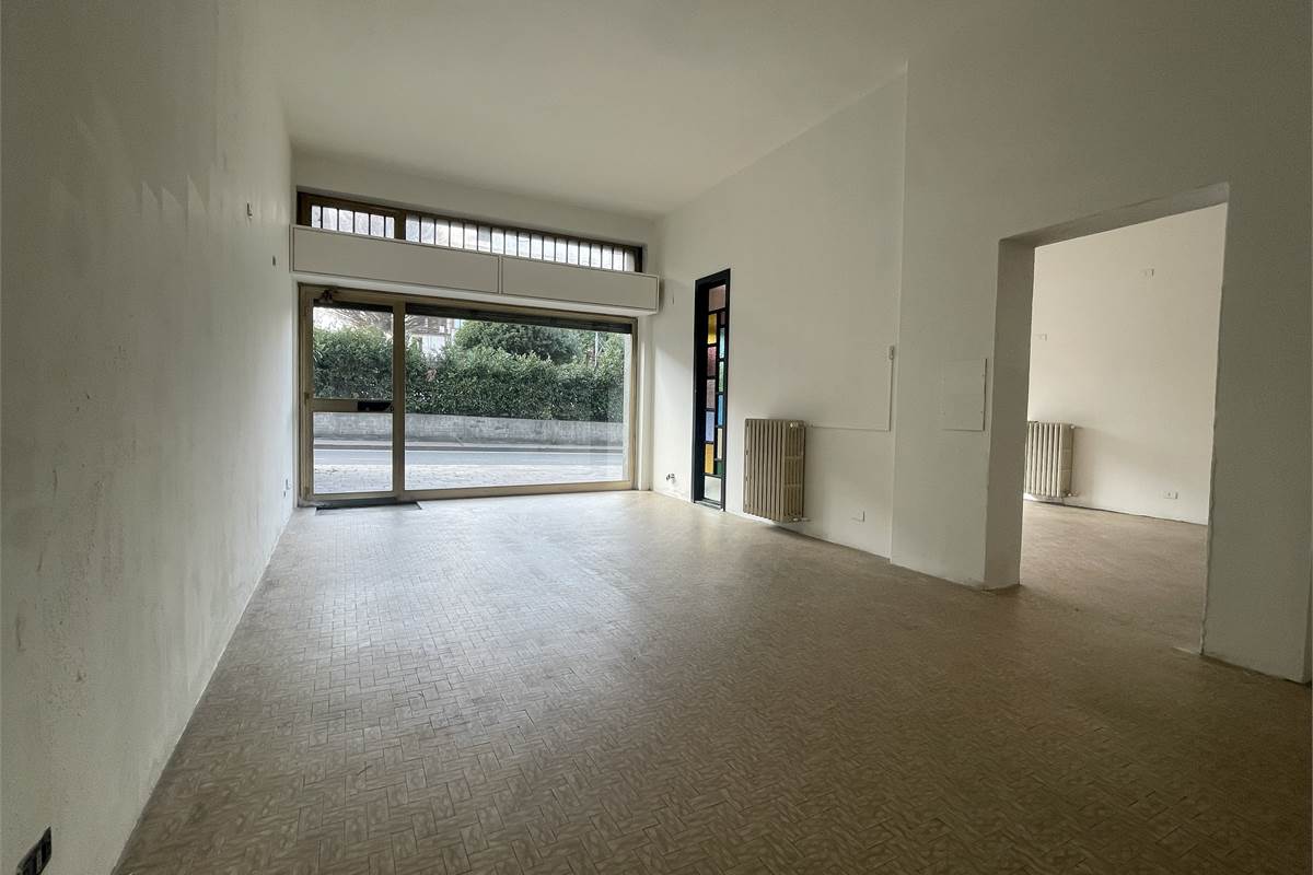 NEGOZIO IN LOCAZIONE CON DOPPIA VETRINA E PARCHEGGIO PRIVATO