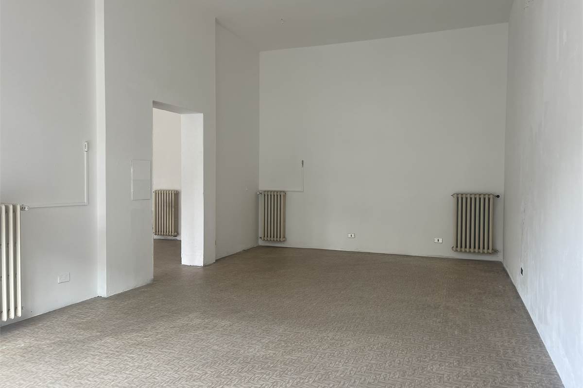 NEGOZIO IN LOCAZIONE CON DOPPIA VETRINA E PARCHEGGIO PRIVATO