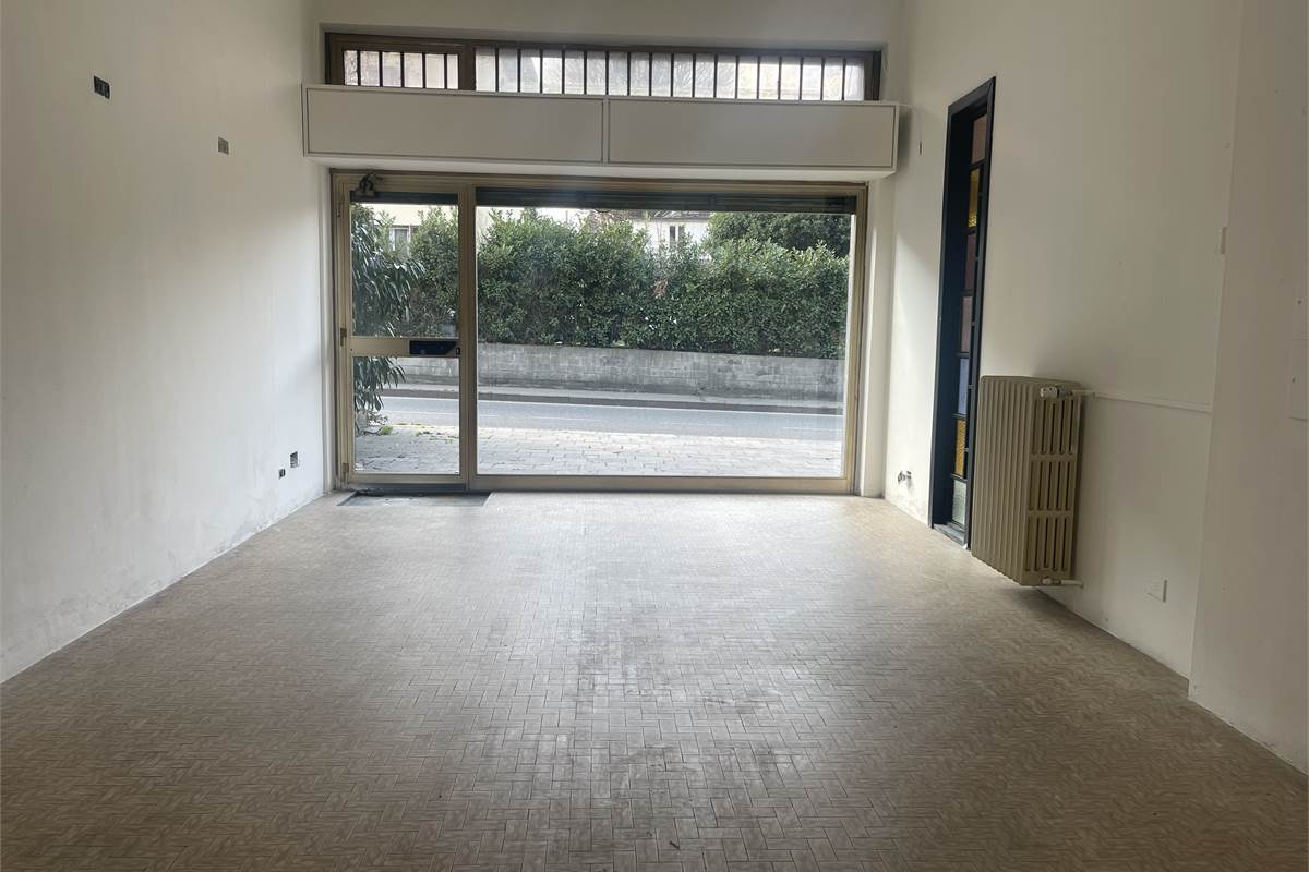 NEGOZIO IN LOCAZIONE CON DOPPIA VETRINA E PARCHEGGIO PRIVATO
