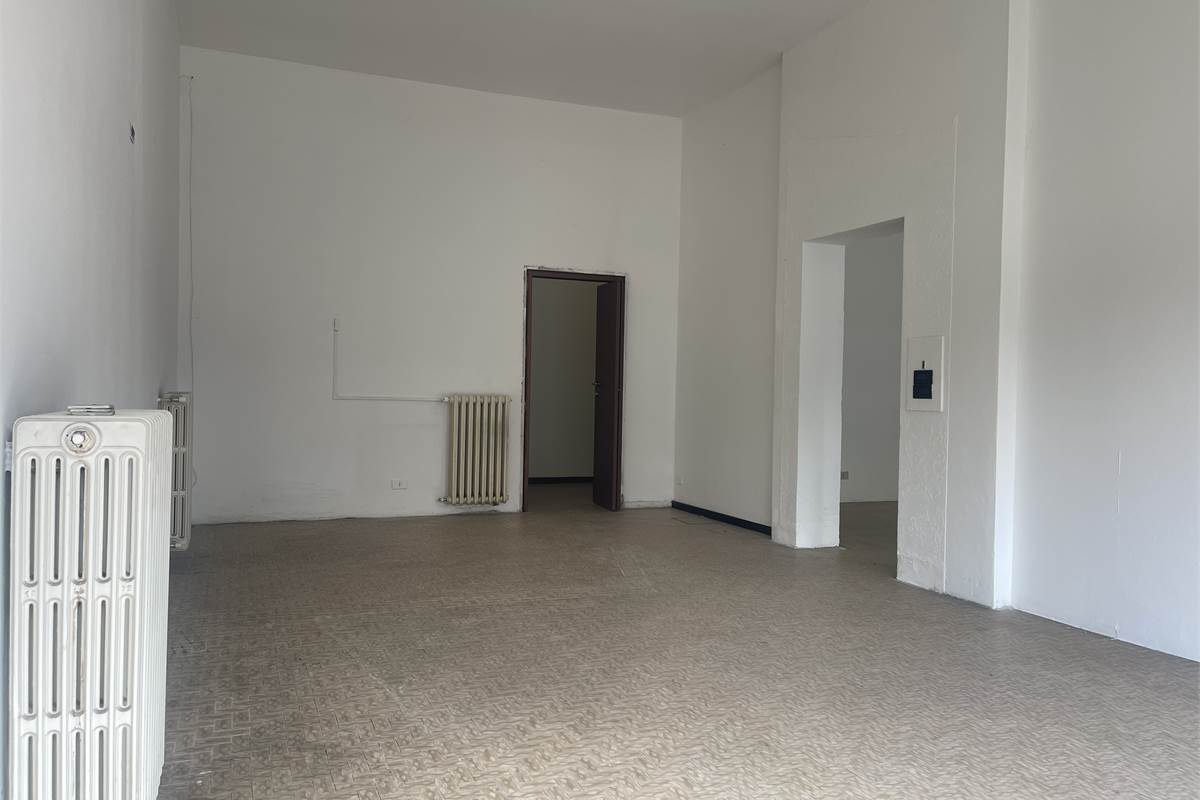 NEGOZIO IN LOCAZIONE CON DOPPIA VETRINA E PARCHEGGIO PRIVATO