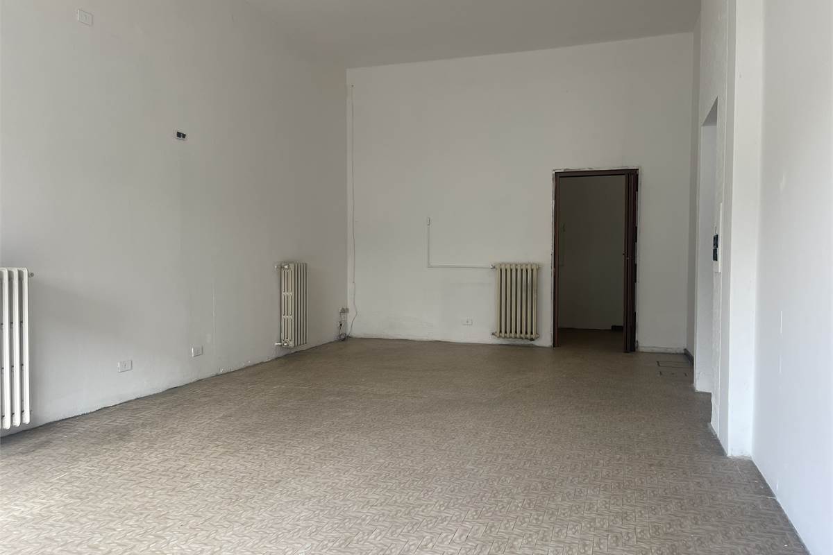 NEGOZIO IN LOCAZIONE CON DOPPIA VETRINA E PARCHEGGIO PRIVATO