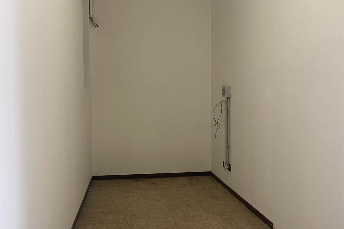 NEGOZIO IN LOCAZIONE CON DOPPIA VETRINA E PARCHEGGIO PRIVATO