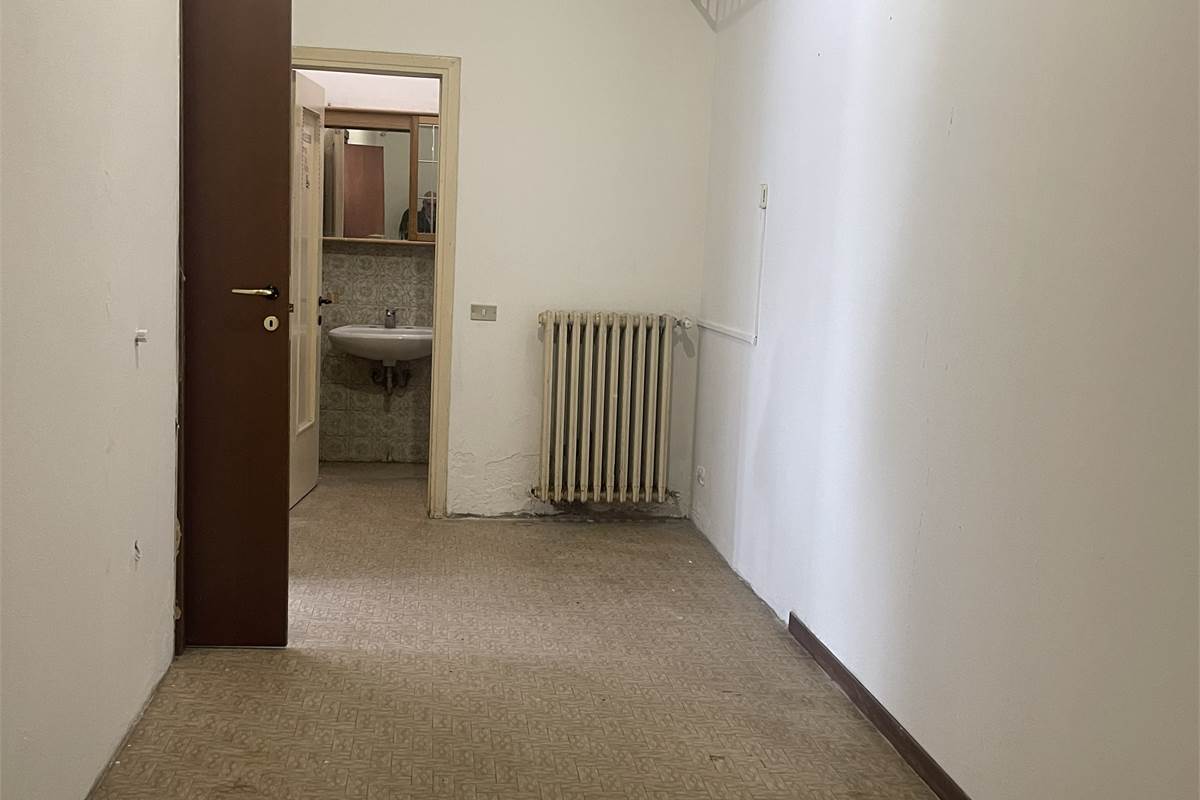 NEGOZIO IN LOCAZIONE CON DOPPIA VETRINA E PARCHEGGIO PRIVATO