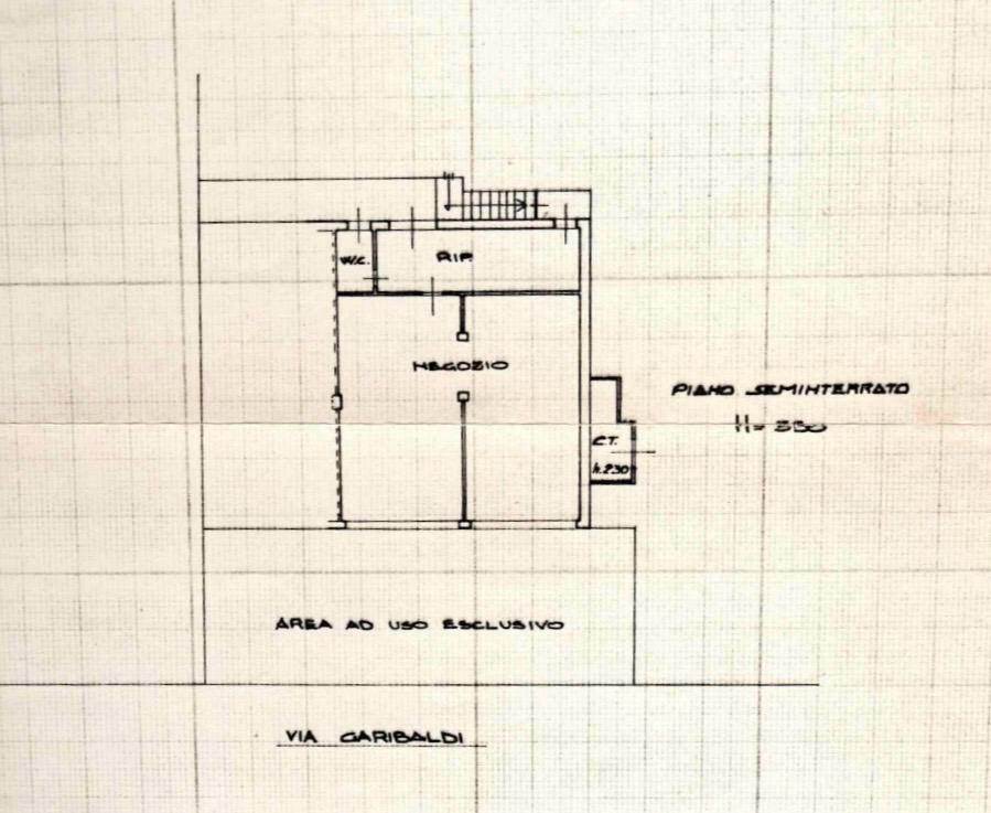 NEGOZIO IN LOCAZIONE CON DOPPIA VETRINA E PARCHEGGIO PRIVATO