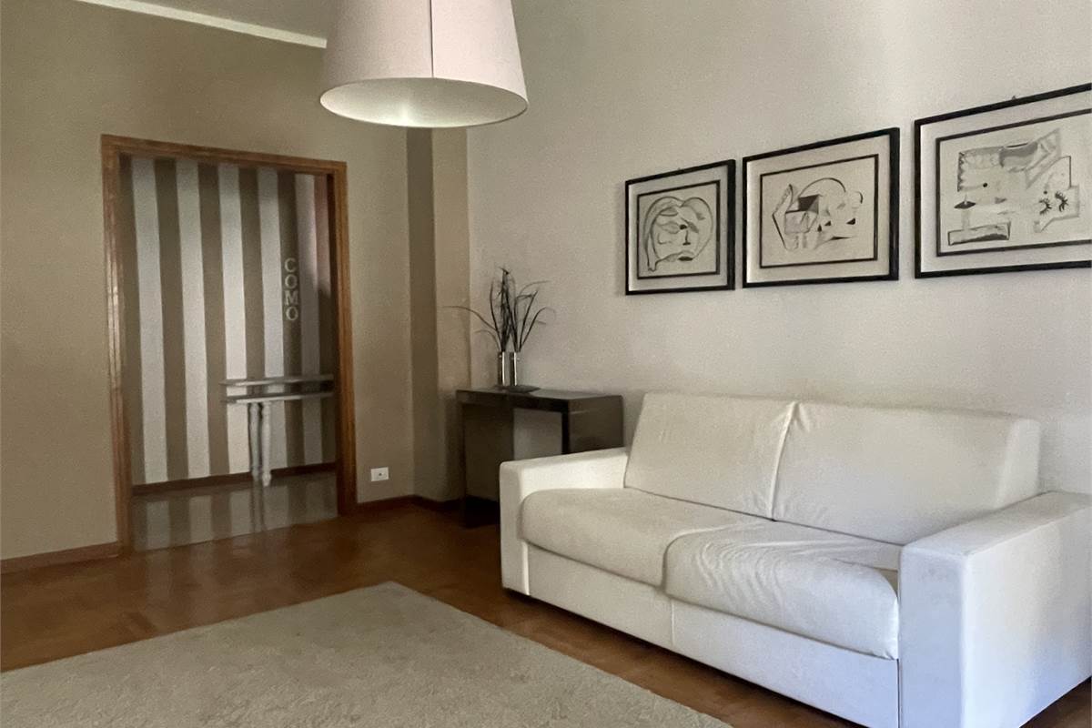 Bilocale luminoso con terrazzo a due passi dal lago e da Villa Olmo