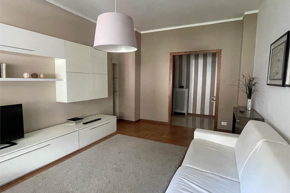 Bilocale luminoso con terrazzo a due passi dal lago e da Villa Olmo