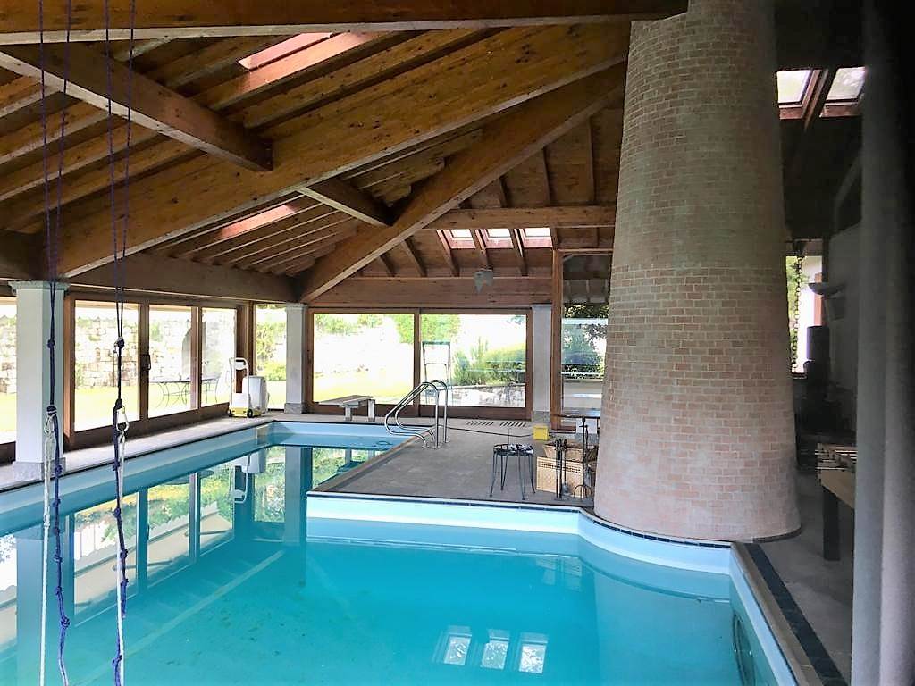 Crevenna - villa con piscina interna