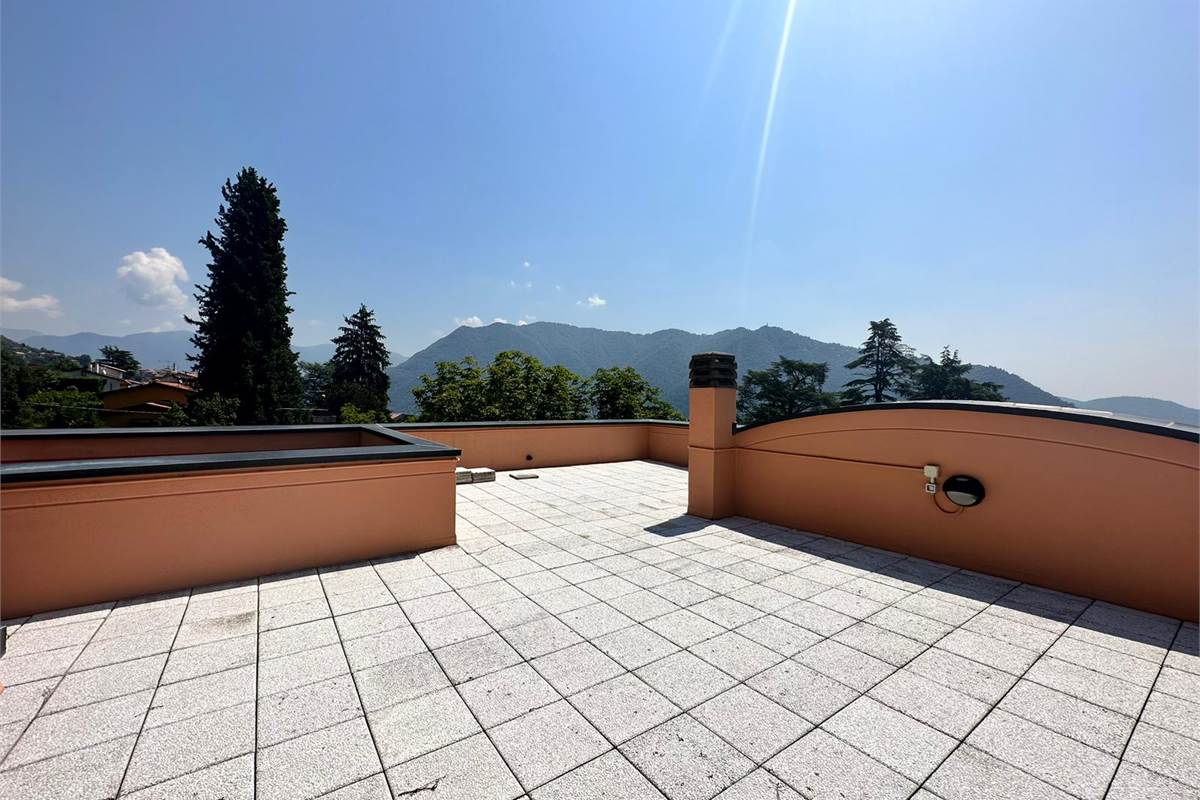 Appartamento con vista lago, terrazzo e posti auto