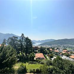 Appartamento con vista lago, terrazzo e posti auto