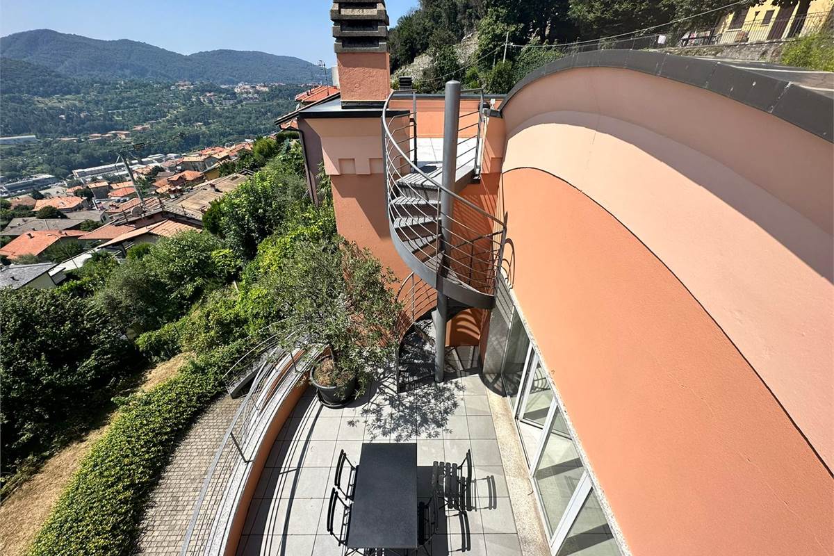 Appartamento con vista lago, terrazzo e posti auto