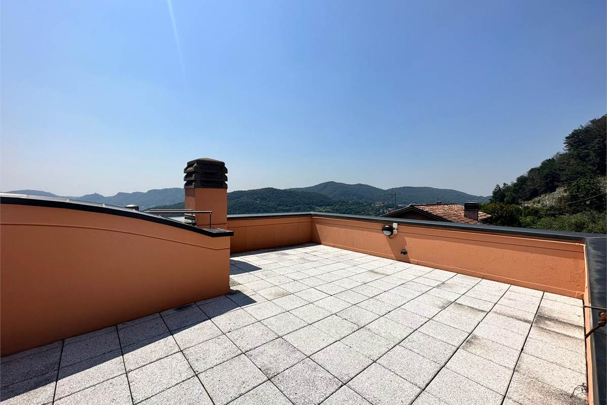Appartamento con vista lago, terrazzo e posti auto