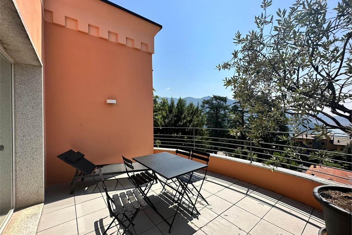 Appartamento con vista lago, terrazzo e posti auto