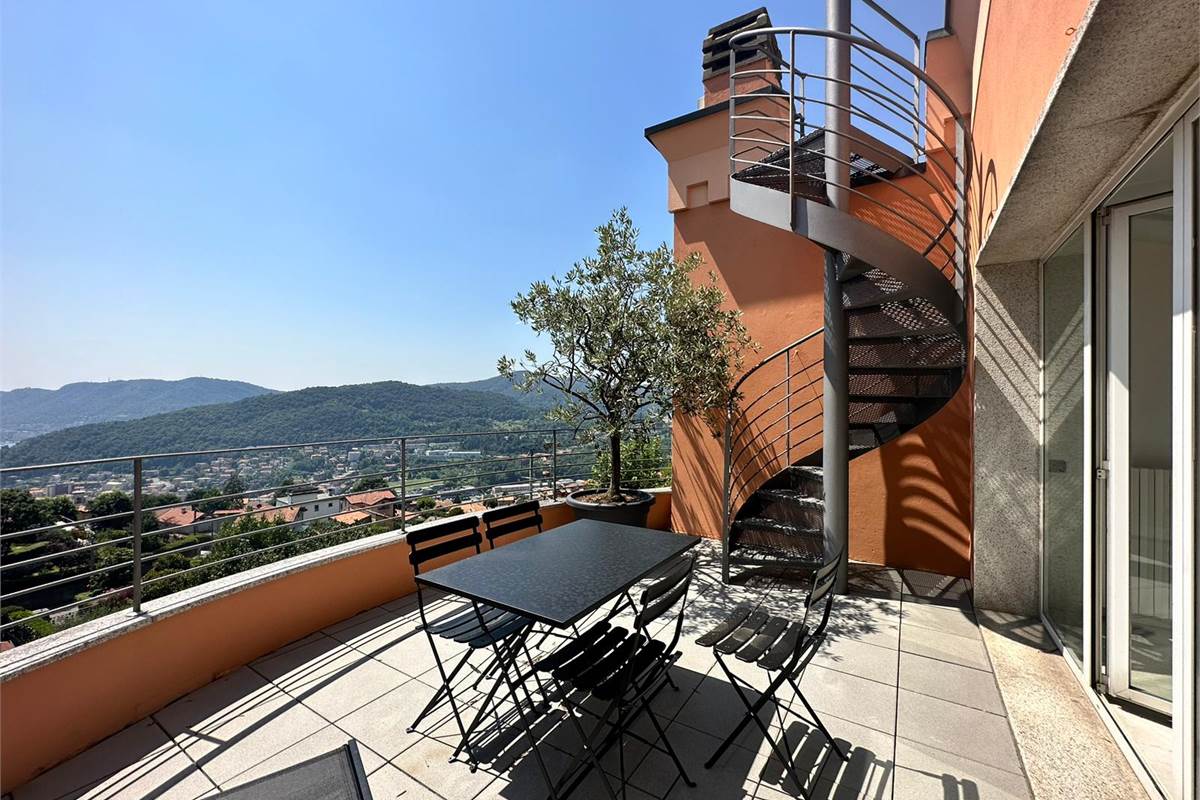 Appartamento con vista lago, terrazzo e posti auto