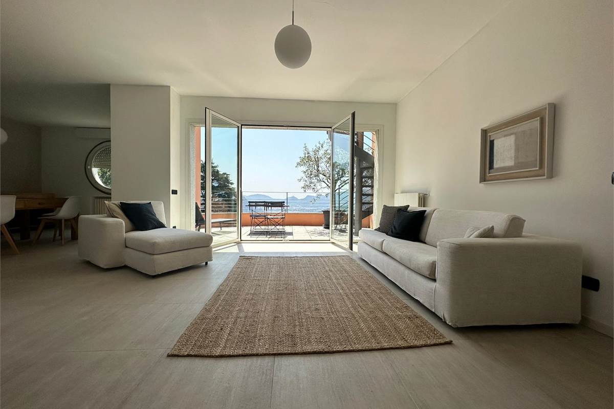 Appartamento con vista lago, terrazzo e posti auto