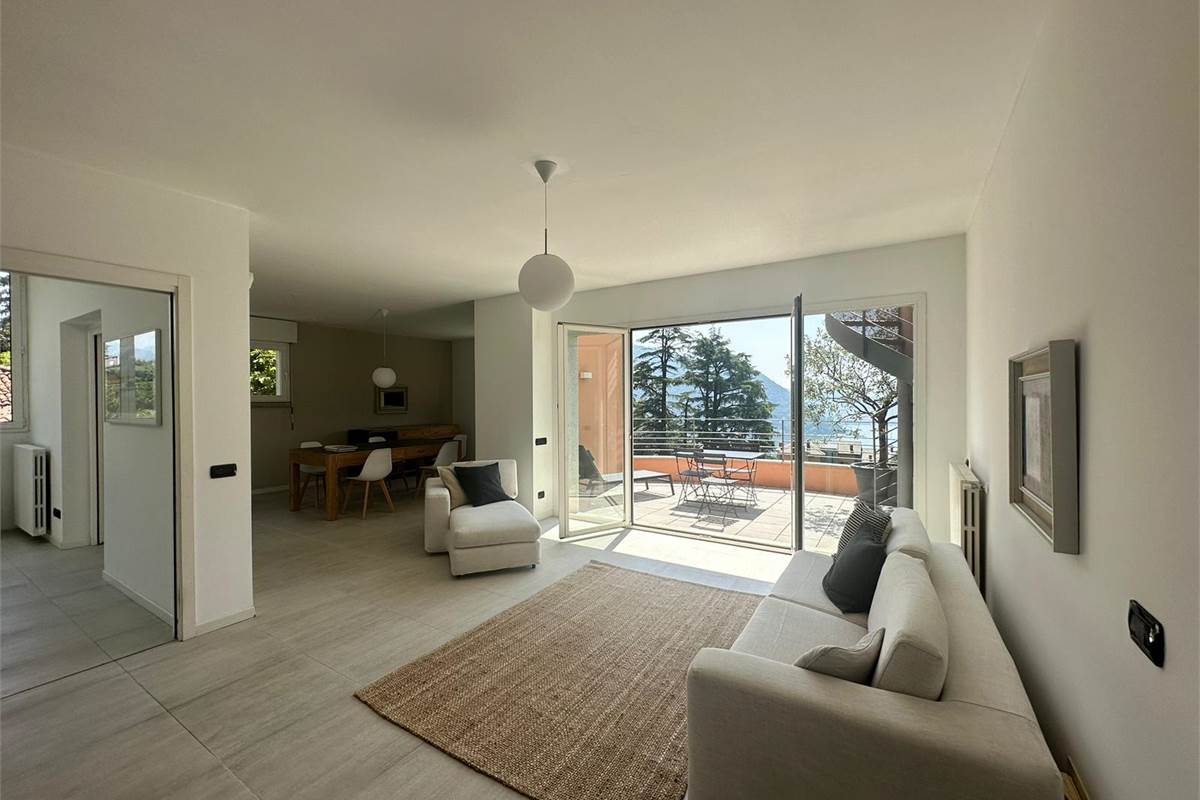 Appartamento con vista lago, terrazzo e posti auto