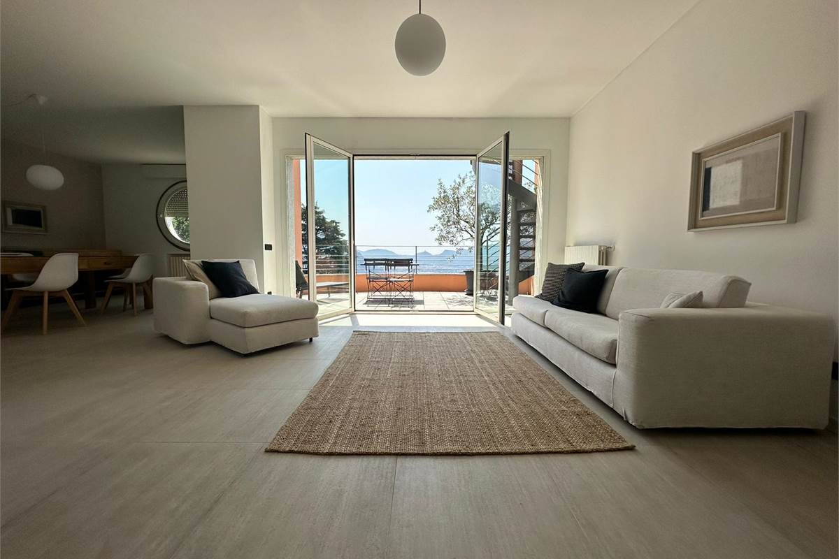 Appartamento con vista lago, terrazzo e posti auto