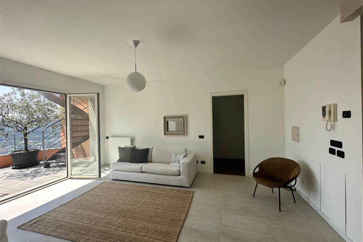 Appartamento con vista lago, terrazzo e posti auto