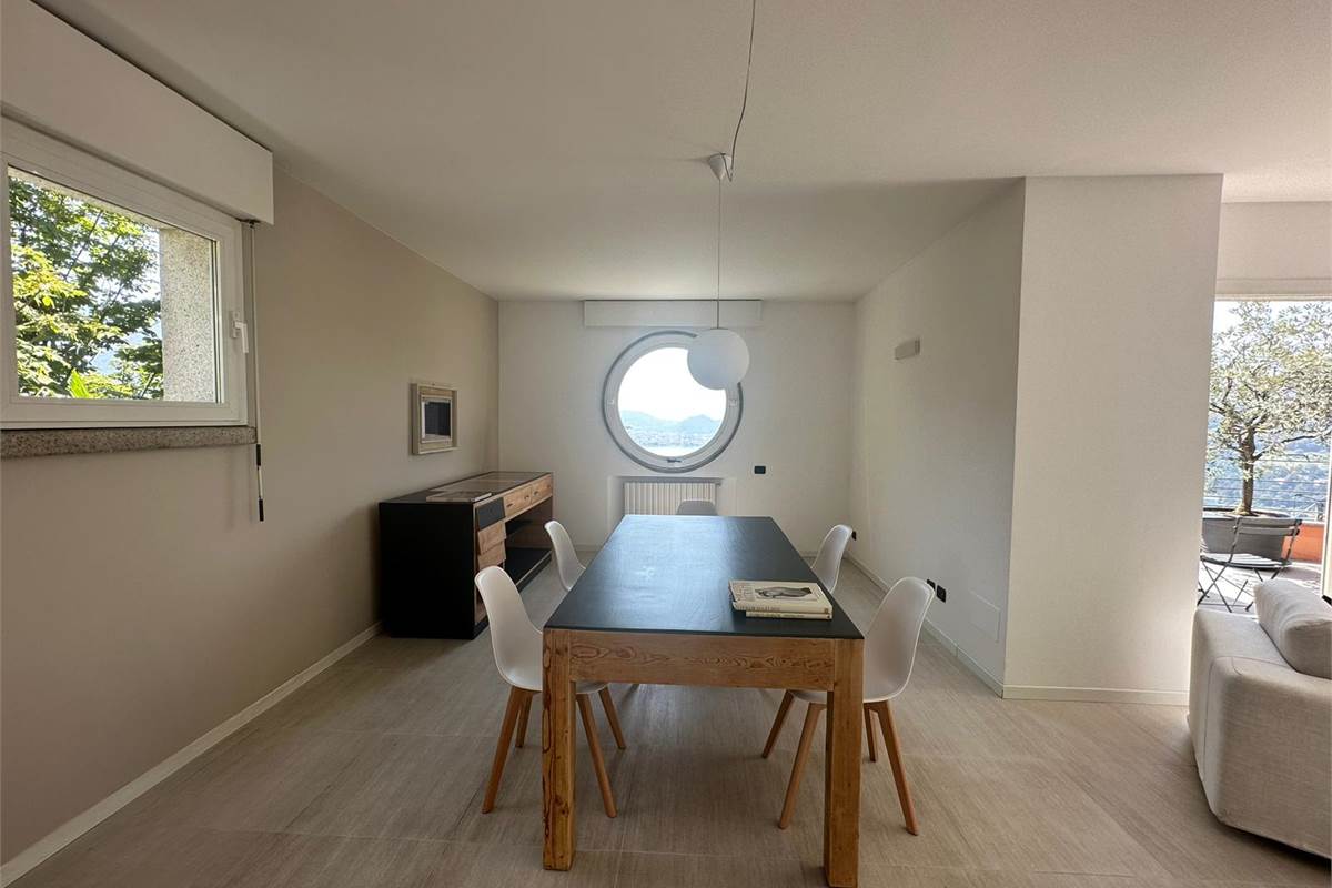 Appartamento con vista lago, terrazzo e posti auto