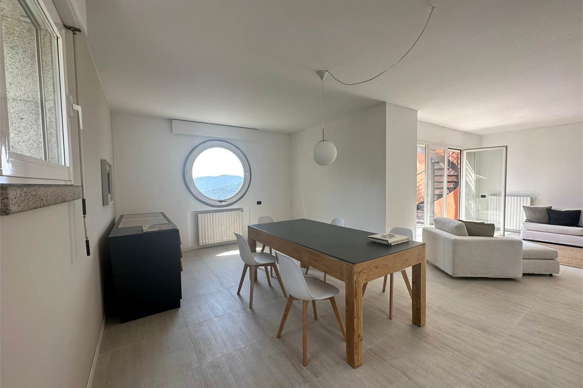 Appartamento con vista lago, terrazzo e posti auto