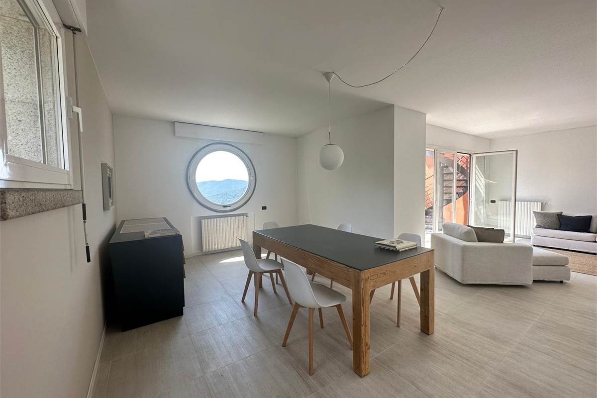 Appartamento con vista lago, terrazzo e posti auto