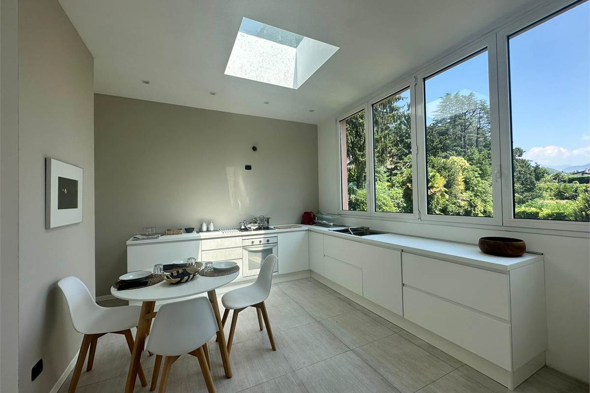 Appartamento con vista lago, terrazzo e posti auto