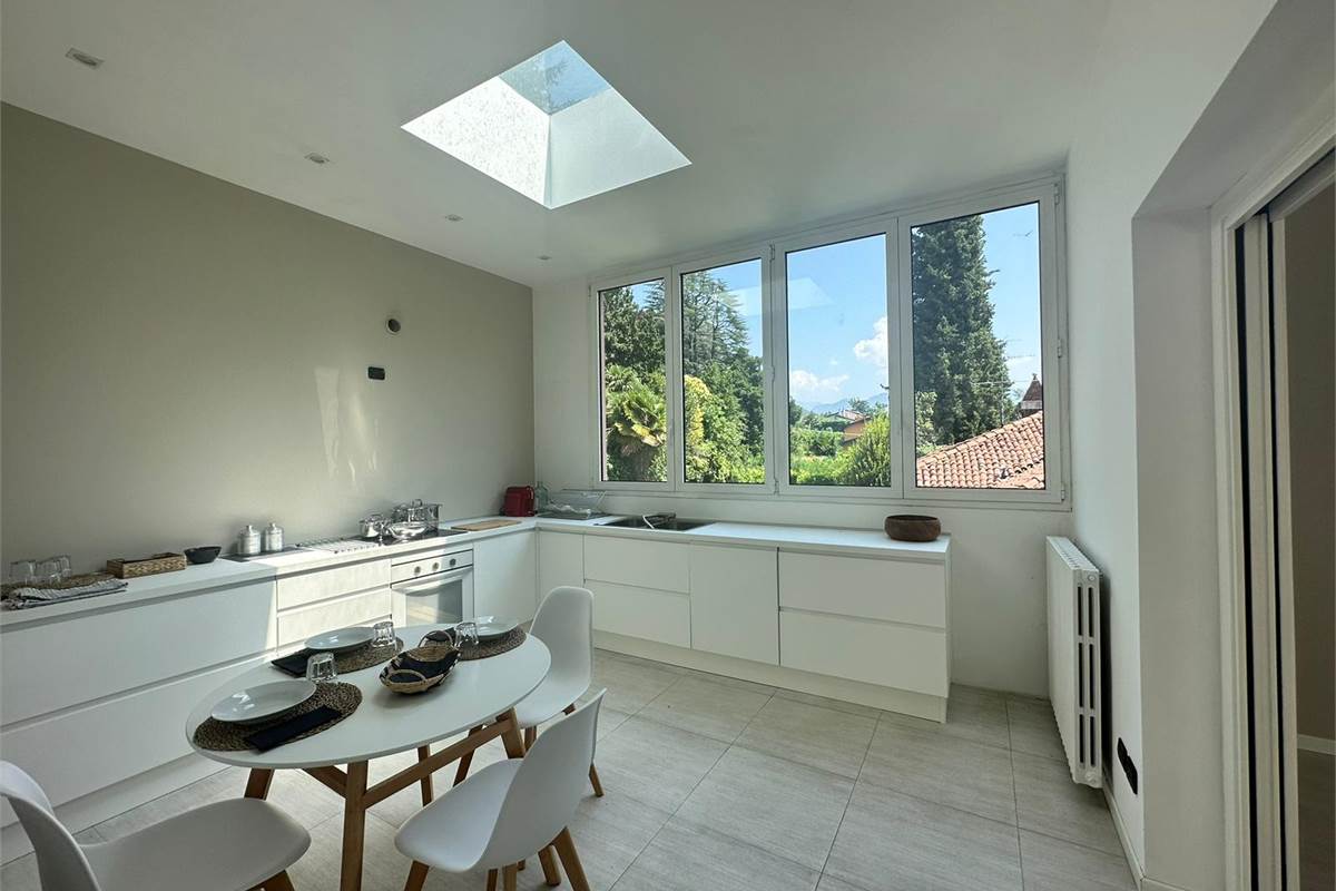 Appartamento con vista lago, terrazzo e posti auto