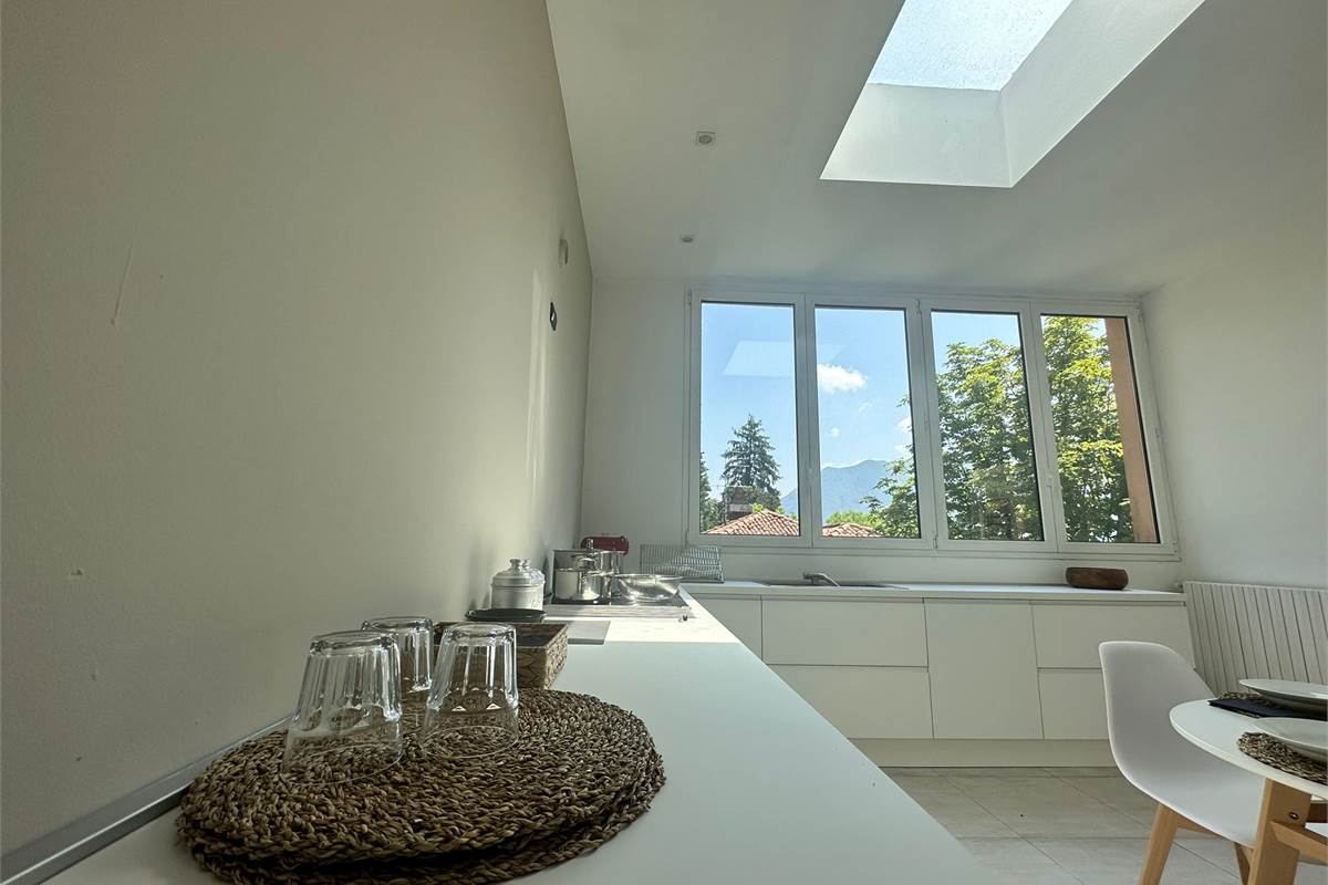 Appartamento con vista lago, terrazzo e posti auto