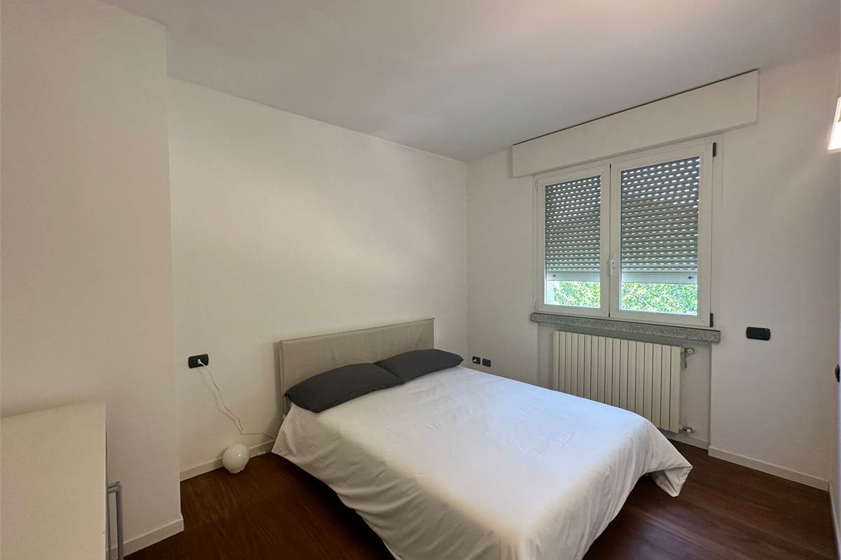 Appartamento con vista lago, terrazzo e posti auto