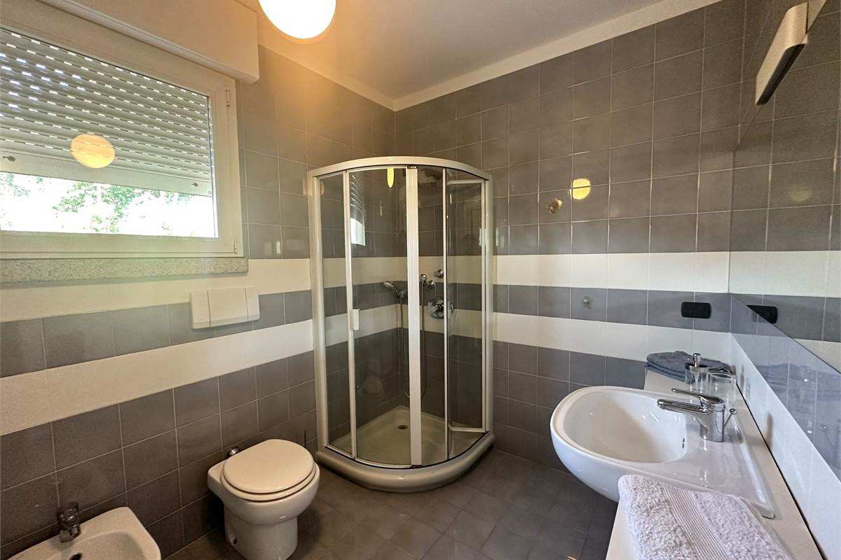 Appartamento con vista lago, terrazzo e posti auto