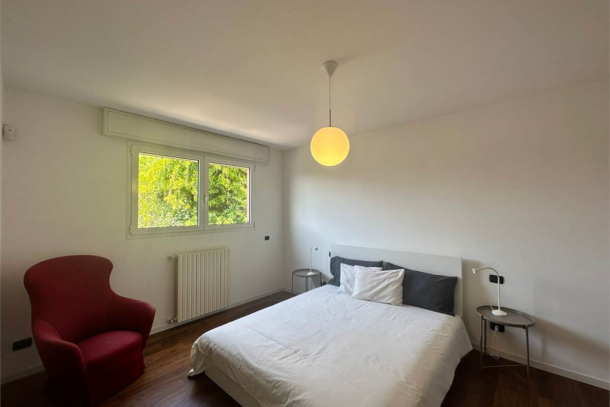 Appartamento con vista lago, terrazzo e posti auto