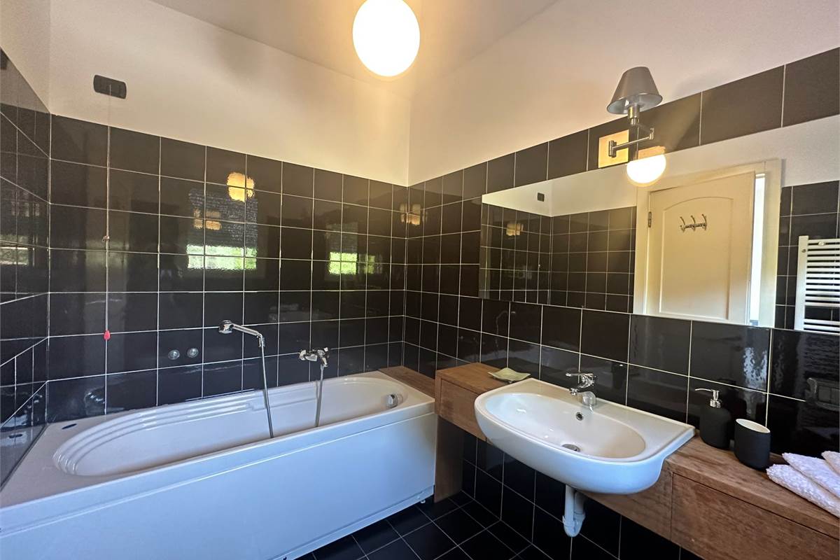 Appartamento con vista lago, terrazzo e posti auto