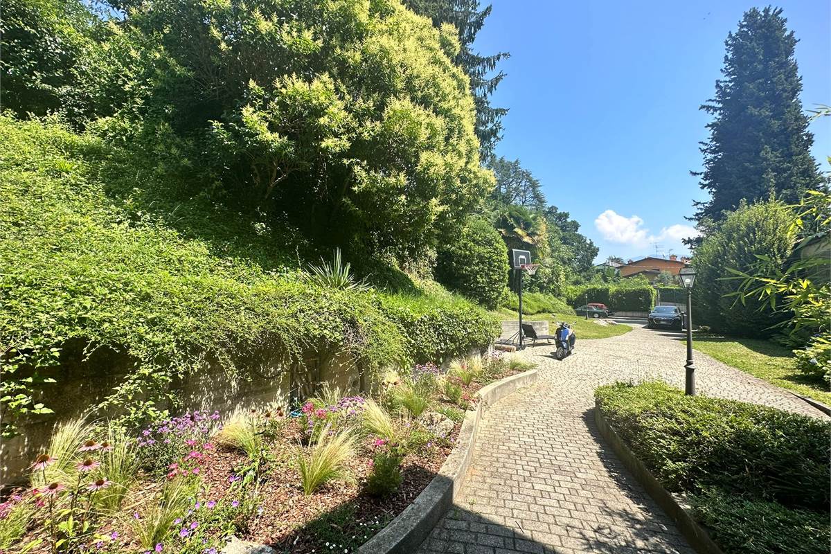 Appartamento con vista lago, terrazzo e posti auto