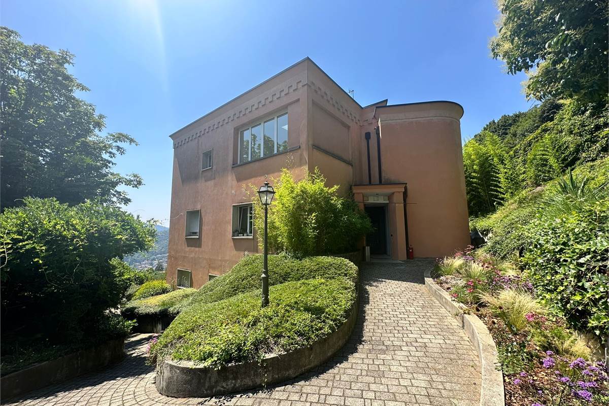 Appartamento con vista lago, terrazzo e posti auto