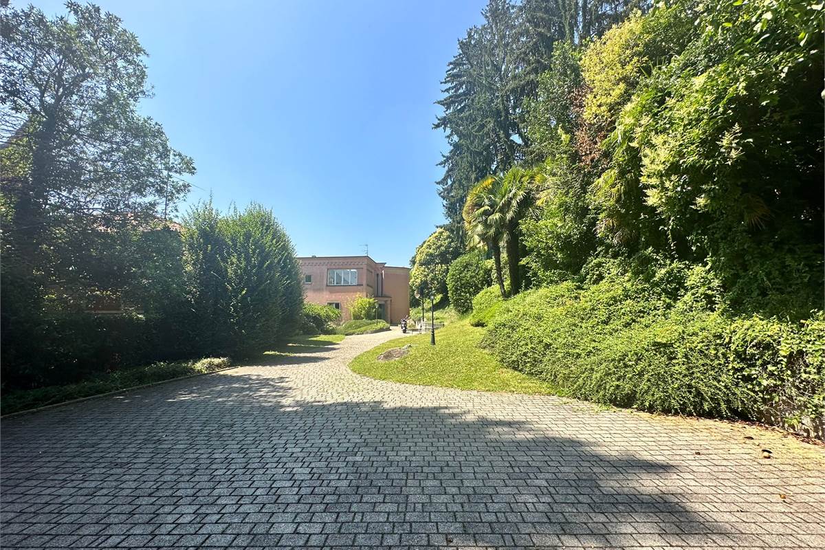 Appartamento con vista lago, terrazzo e posti auto