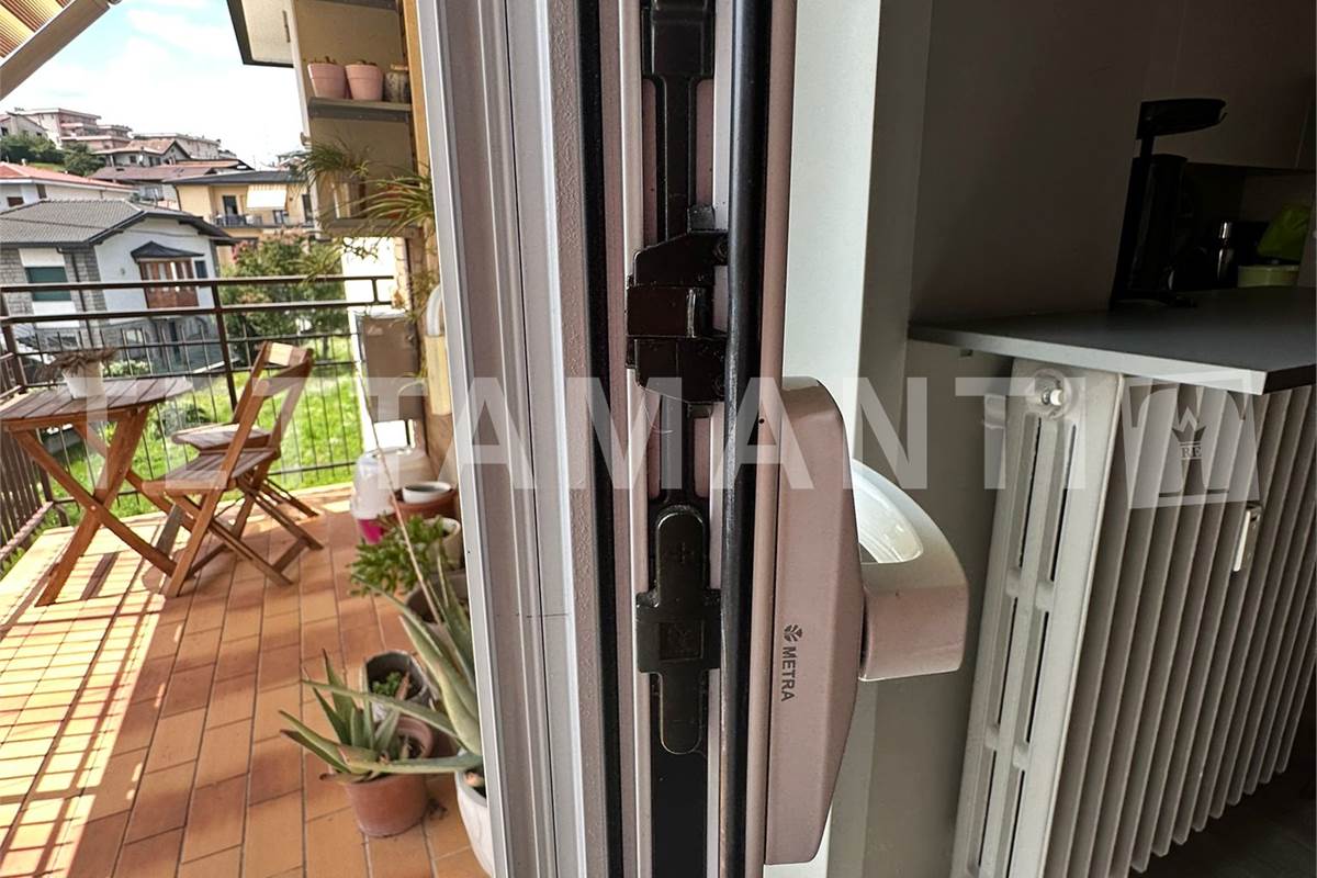 Bilocale con balcone e box
