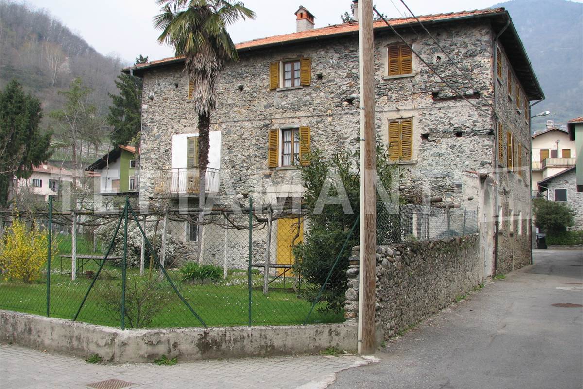 Lago di Como - Villa in vendita con giardino