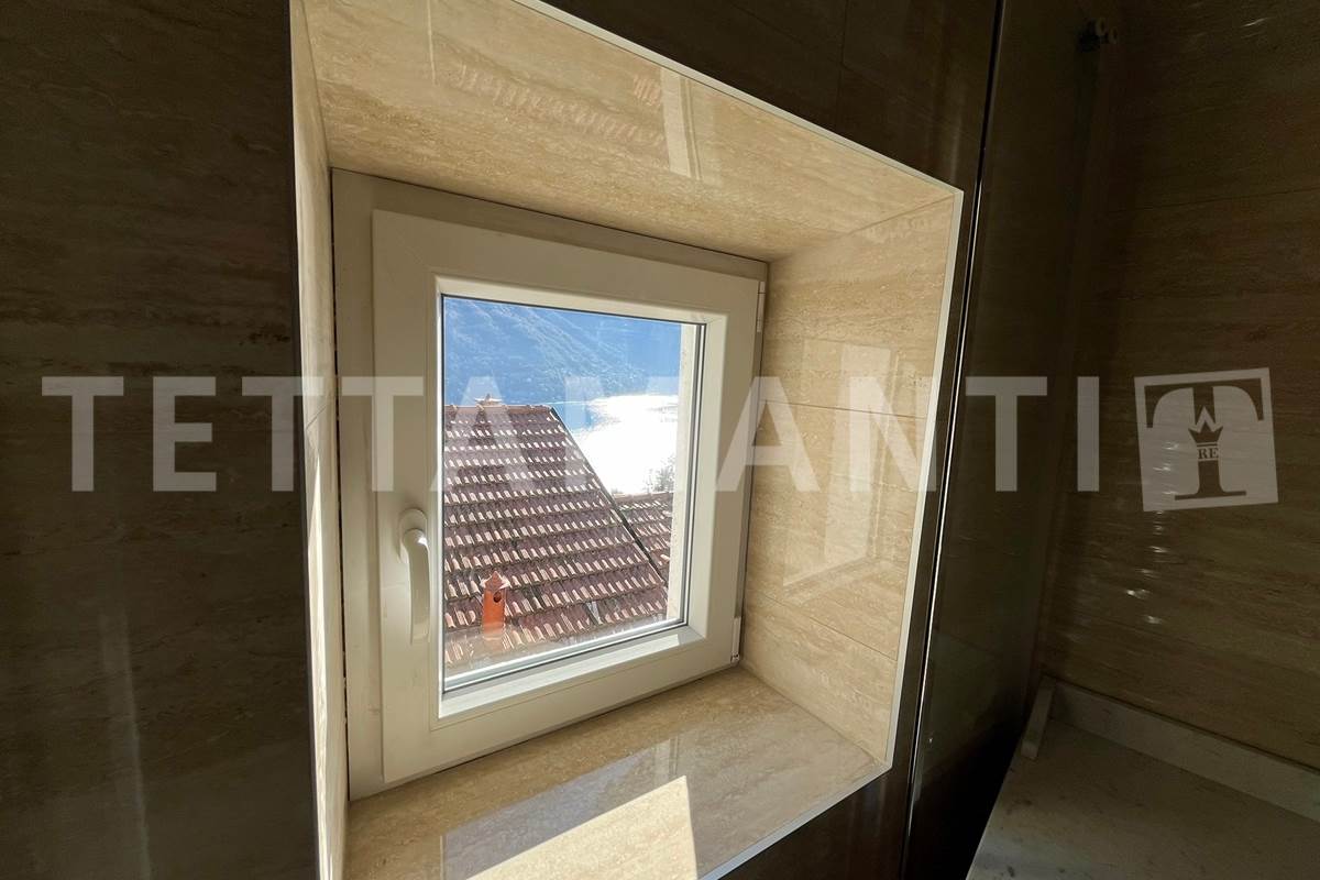 APPARTAMENTO DUE LIVELLI CON TERRAZZINO VISTA LAGO