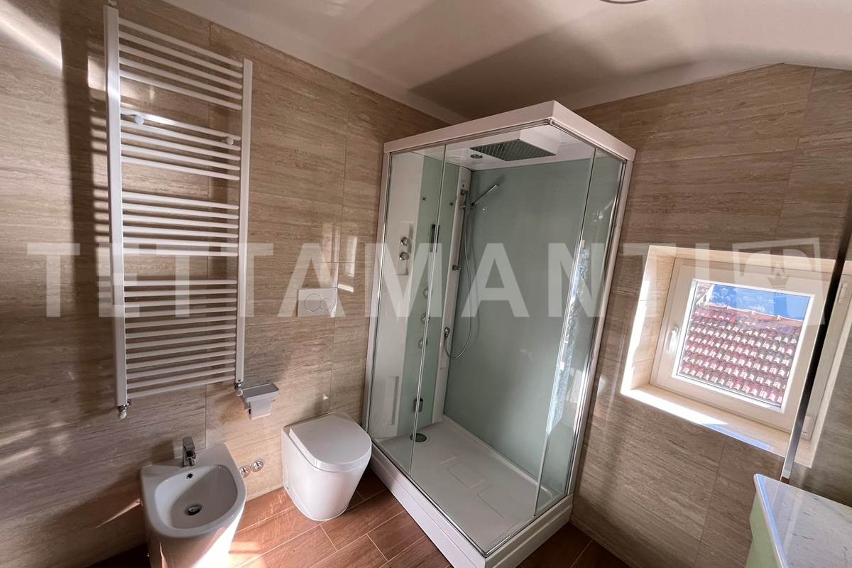 APPARTAMENTO DUE LIVELLI CON TERRAZZINO VISTA LAGO