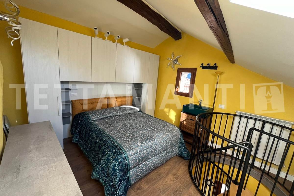 APPARTAMENTO DUE LIVELLI CON TERRAZZINO VISTA LAGO