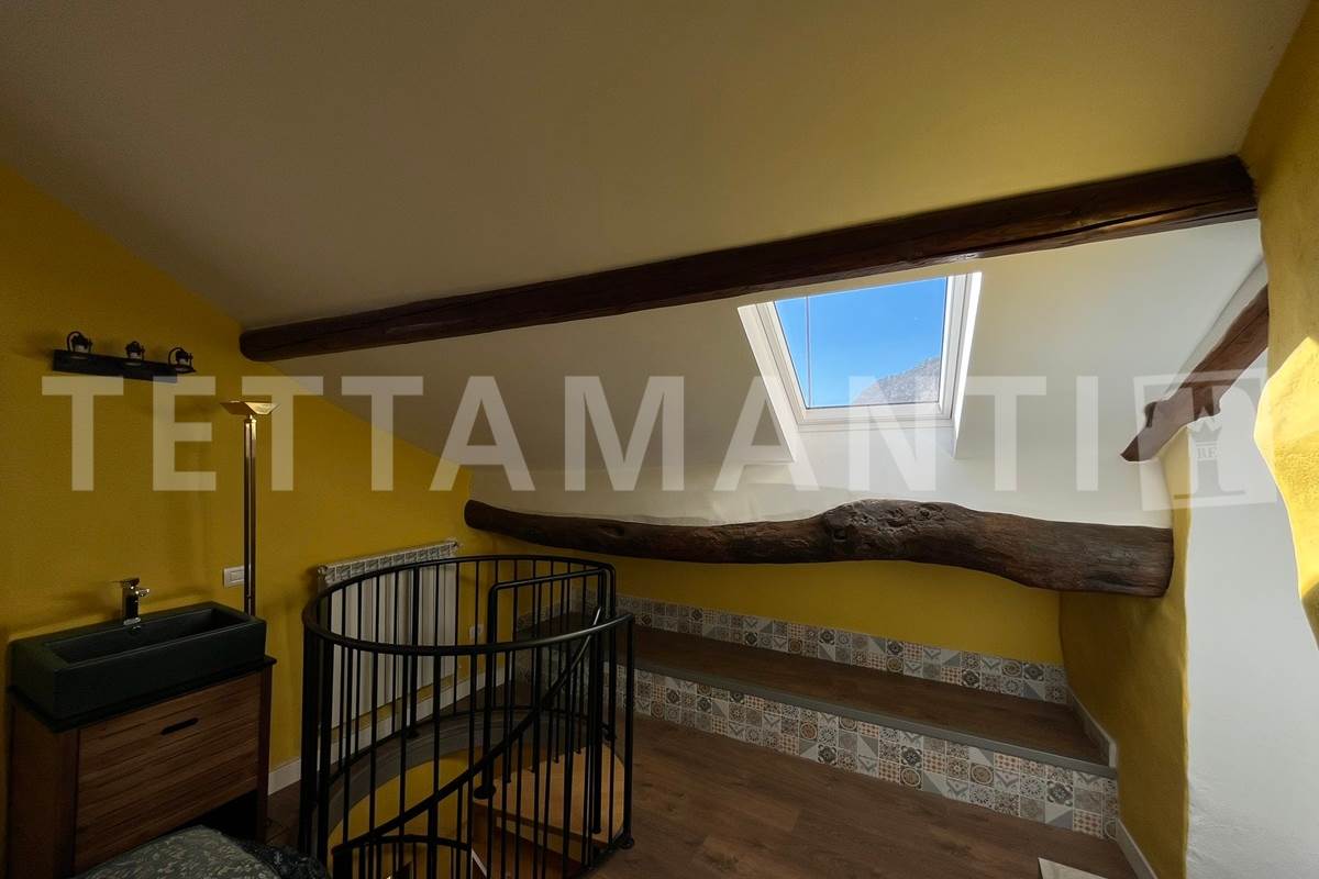 APPARTAMENTO DUE LIVELLI CON TERRAZZINO VISTA LAGO
